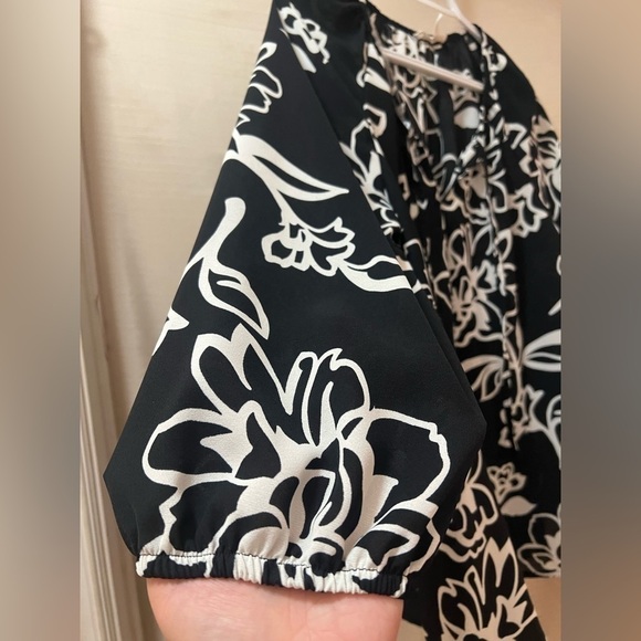 ⚫️ BOGO Comp Blu bold black and white floral print women’s top size medium - Picture 4 of 5